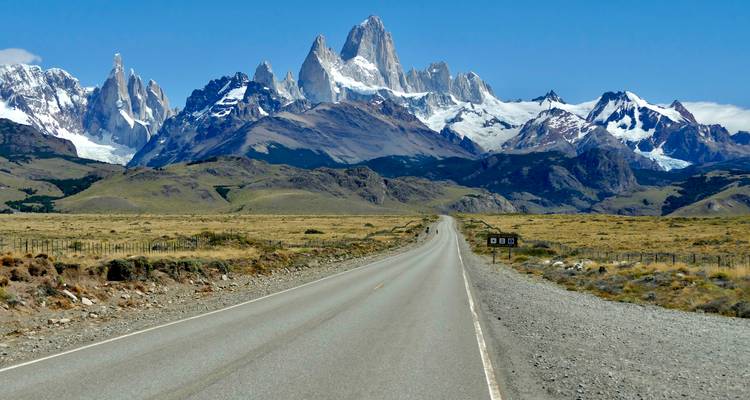 Malerische Straße, die zum Mount Fitz Roy führt.