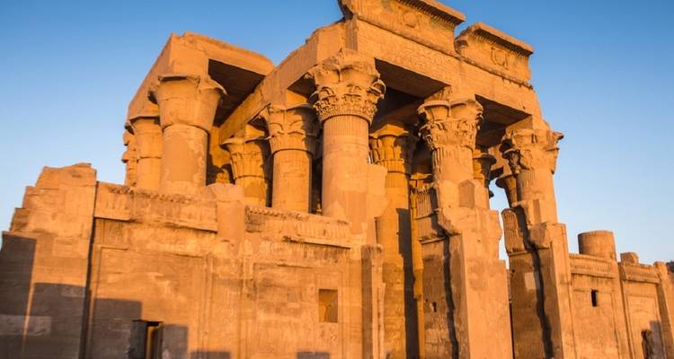 Gevel van een oude Egyptische tempel met zuilen en hiërogliefen