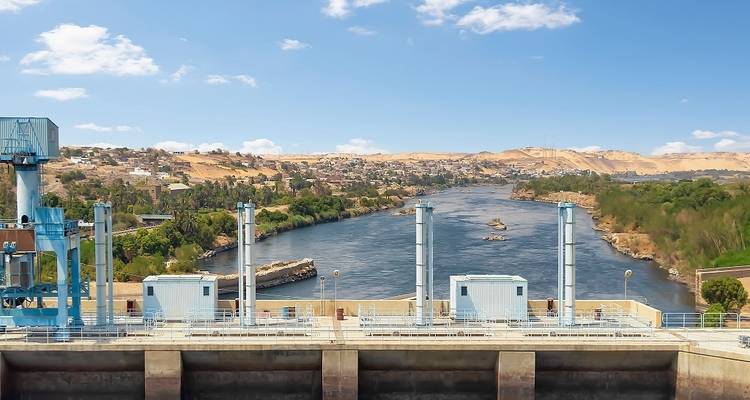 Blick auf den Nil mit Dammbauten im Vordergrund.