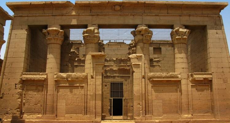 Alter Sandsteintempel mit geschnitzten Säulen.