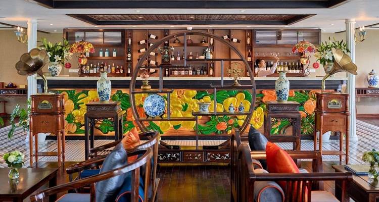 Elegantes Kreuzfahrtschiff-Interieur mit einer großen Bar und gemütlichen Sitzgelegenheiten.