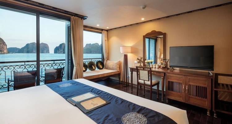 Elegante Kabine auf einem Kreuzfahrtschiff mit atemberaubendem Blick auf Karstlandschaften.