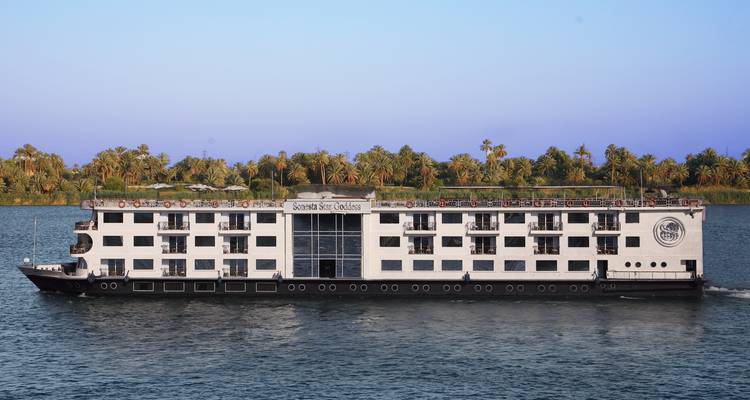 Een groot cruiseschip dat op de Nijl vaart.