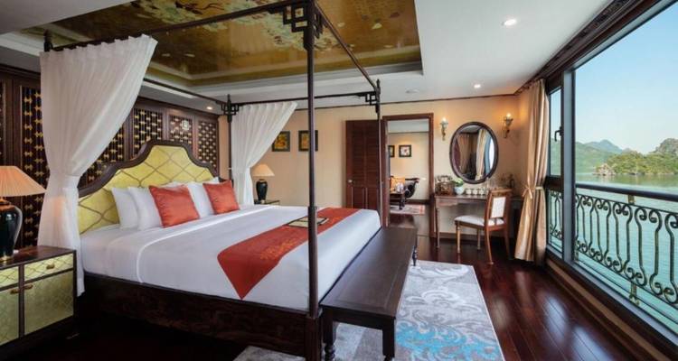 Luxueuze hotelkamer met sierlijke houten inrichting en uitzicht op zee.