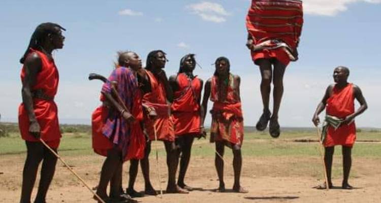 Gruppe von Maasai-Männern, die einen kulturellen Tanz aufführen.