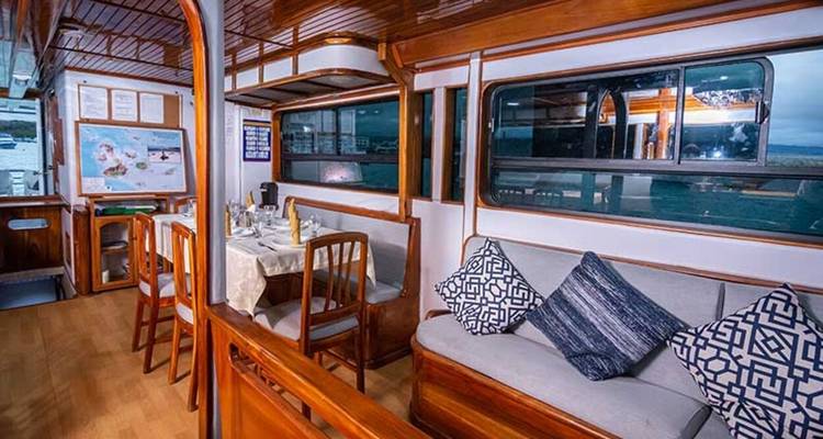 Aida Maria Tourist Superior Yacht - 8 jours - GUIDEcuador Travel 9