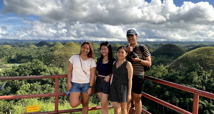 Groep van vier vrienden die poseren bij het uitkijkpunt van de Chocolate Hills.