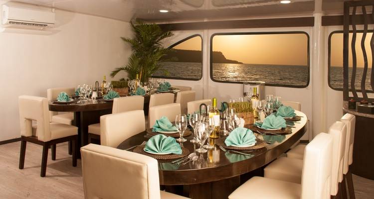 Eco Galaxy II Catamaran de première classe 6 jours - GUIDEcuador Travel 6