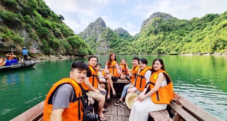 Groep toeristen op een boottocht met bergachtig landschap.