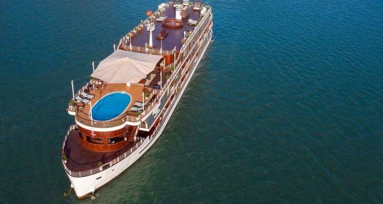 Luchtfoto van een luxe cruiseschip op het water.