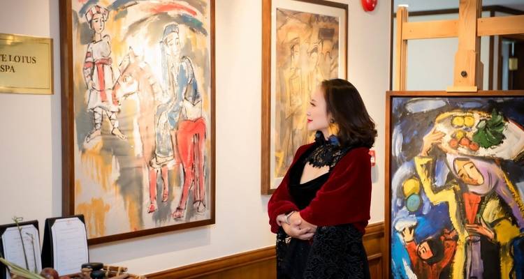 Vrouw die schilderijen bewondert in een kunstgalerie.