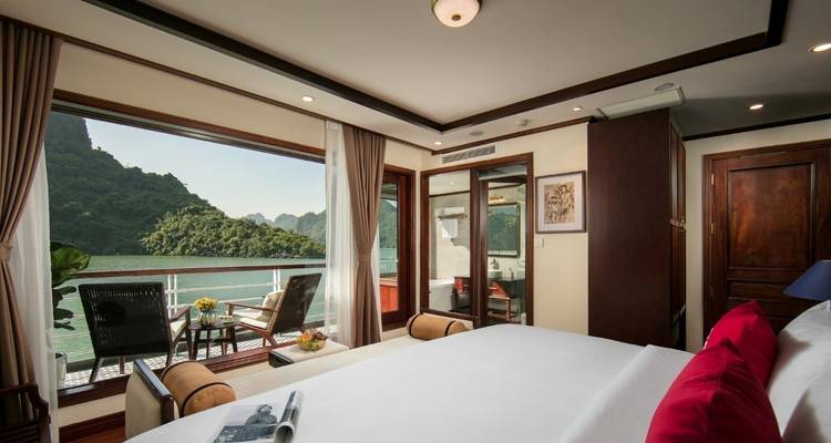 Luxueuze slaapkamer met een raam dat uitkijkt op de zee en bergen.