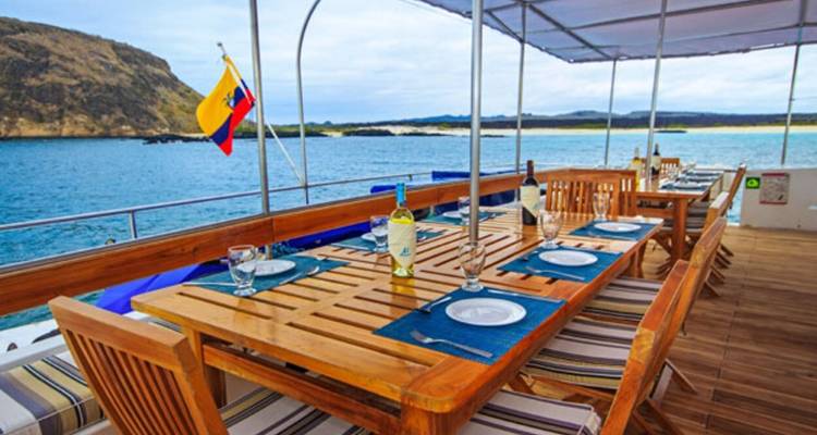 Archipel I Tourist Superior Catamaran - 8 jours - GUIDEcuador Travel 2