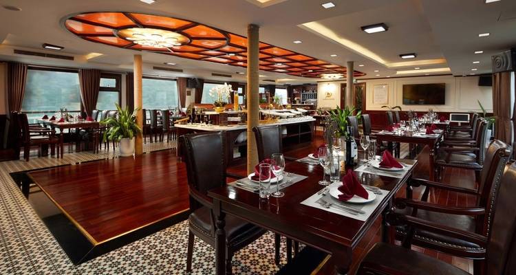 Elegante eetruimte op een boot met uitzicht op het water.