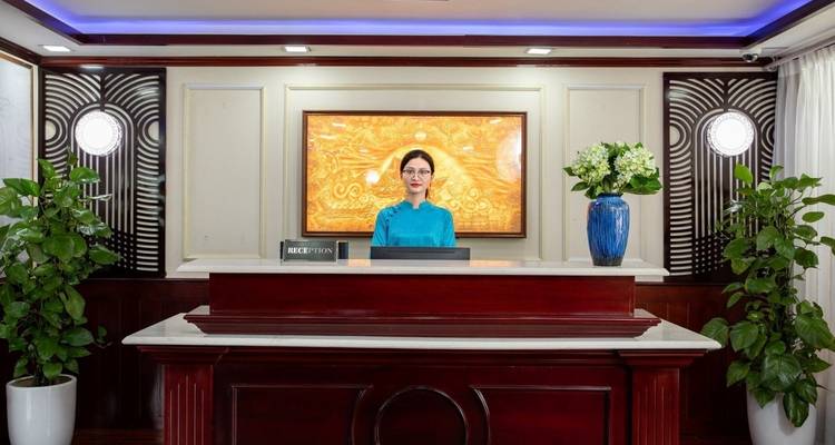 Receptiebalie met een vrouw die erachter staat op een boot.