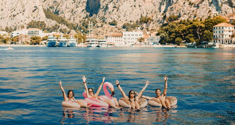 Des gens qui se détendent sur des matelas gonflables dans la mer.