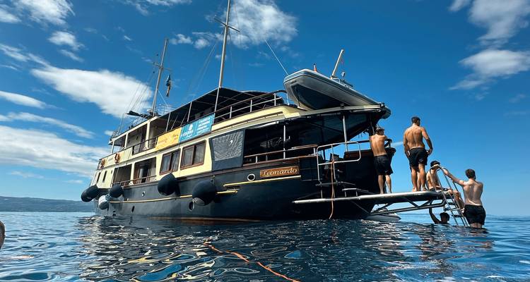 Des gens montant à bord d'un bateau en mer.