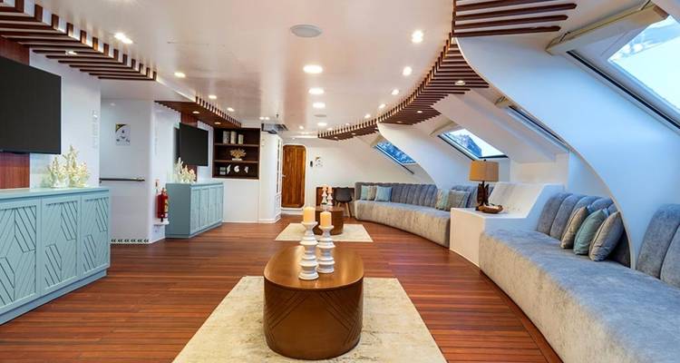 Elegante interieur lounge met moderne inrichting op een jacht.