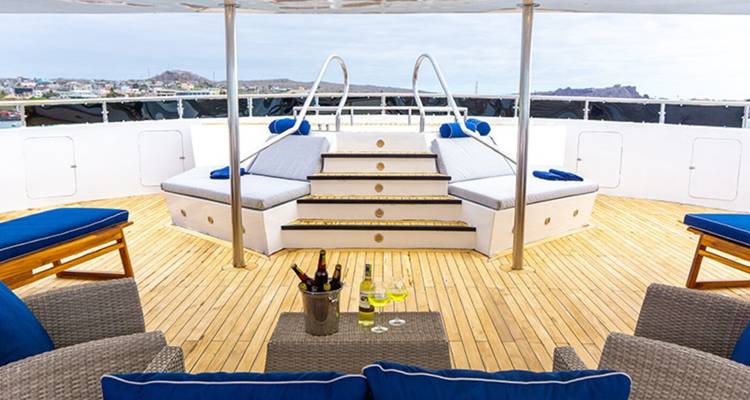 Terras met zitplaatsen en uitzicht op het water.