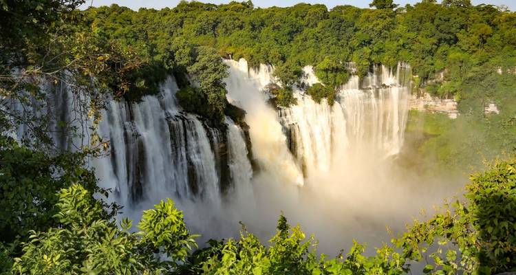 Grande cascade entourée d'une végétation luxuriante.