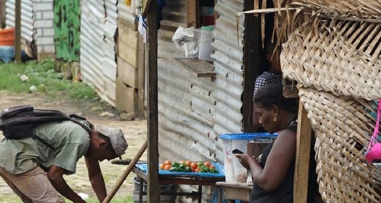 Une scène de marché avec des gens qui flânent et travaillent.