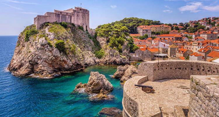 Vue panoramique de Dubrovnik avec les remparts de la ville et la mer.