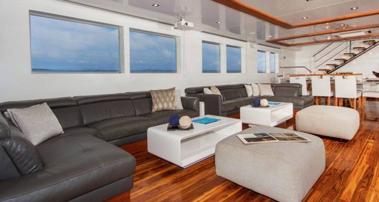 Luxusjacht-Innenausstattung mit Sofas und Meerblick.