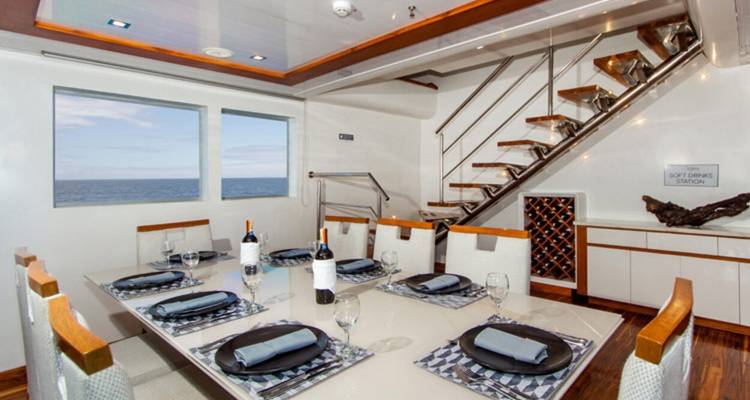 Essbereich auf einer Yacht mit Meerblick.