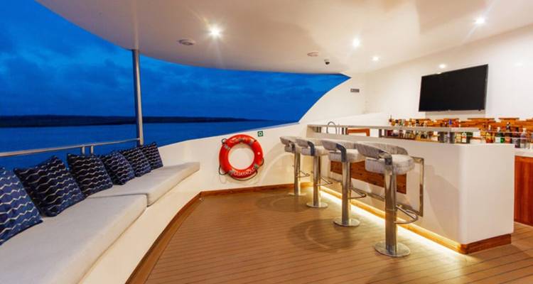 Außenbar-Bereich auf einer Yacht bei Abenddämmerung.