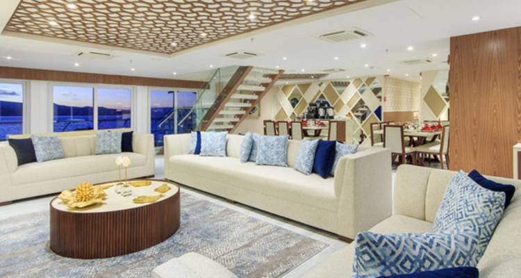 Geräumiges Yachtinterieur mit Ess- und Wohnbereichen