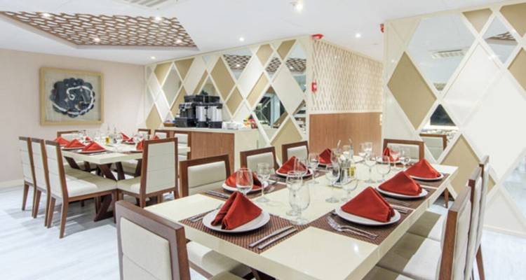 Elegante Essbereich-Einrichtung mit Geschirr und Dekorationen