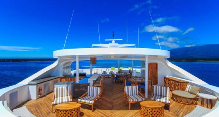 Offenes Deck mit Sitzgelegenheiten mit Blick auf das Meer