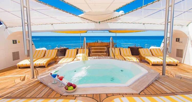 Luxuriöses Yachtdeck mit Whirlpool und Meerblick.