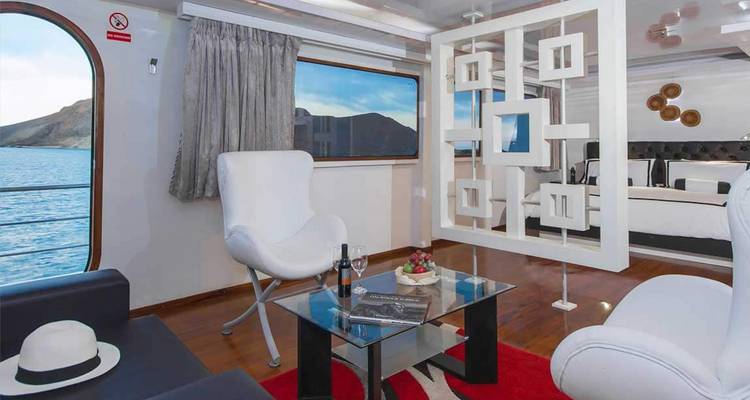 Moderne Yacht-Lounge mit Blick auf das Meer.