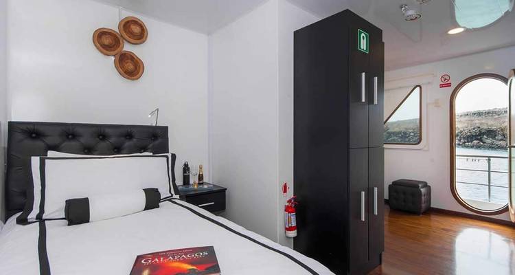 Jachtkabine mit Fensterblick auf das Meer.