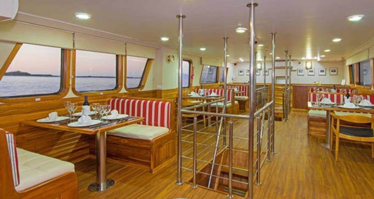 Essbereich auf einer Yacht mit eleganter Ausstattung.