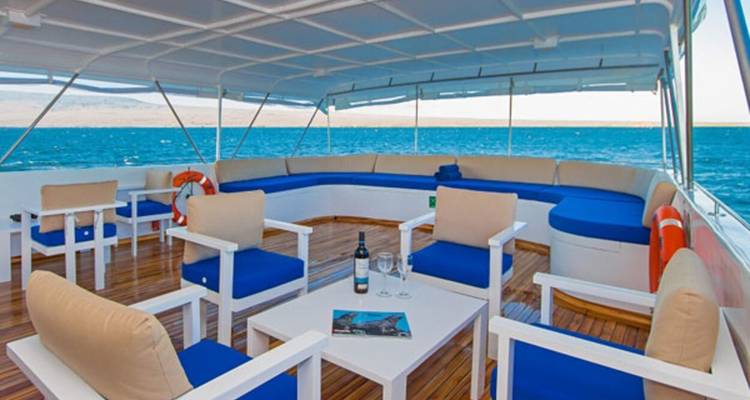 Offener Loungebereich auf einer Yacht mit Meerblick.