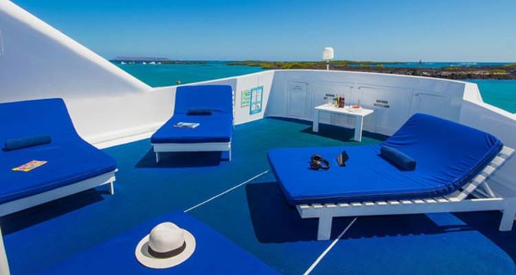 Liegebereich auf einer Yacht mit türkisfarbenem Wasser.