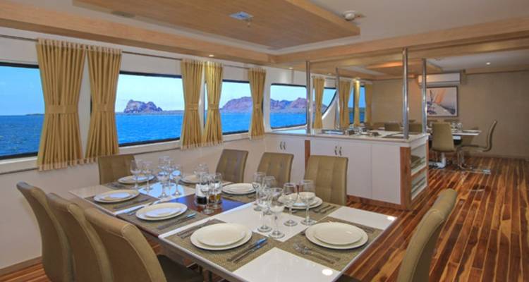 Binnenrestaurant op een jacht met uitzicht op de oceaan.