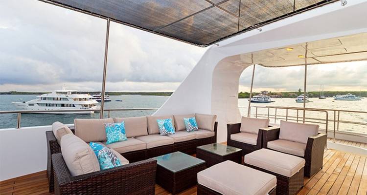 Gemütliche Außenlounge auf einer Yacht.