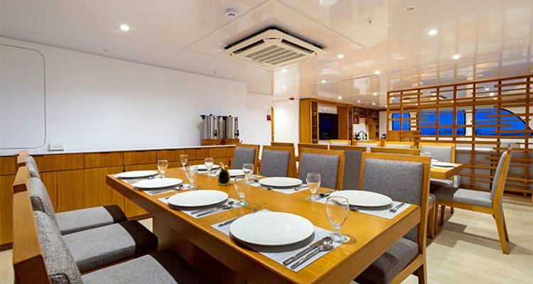 Essbereich auf einer Yacht, der für eine Mahlzeit gedeckt ist.