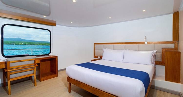 Komfortables Schlafzimmer mit Meerblick.