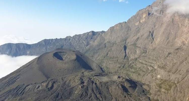 Image de paysage d'un cratère volcanique et de montagnes.