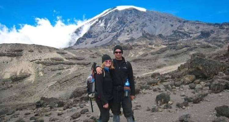 Deux randonneurs devant une vue sur la montagne.