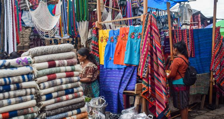 Textiles colorés exposés sur un marché.