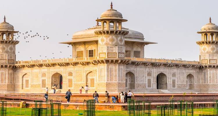 Grab von I'timād-ud-Daulah mit Menschen drumherum.