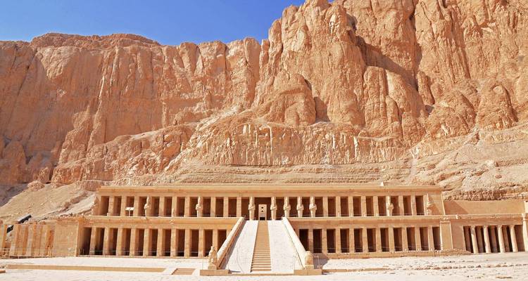 Vista majestuosa del Templo de Hatshepsut contra un telón de fondo rocoso.