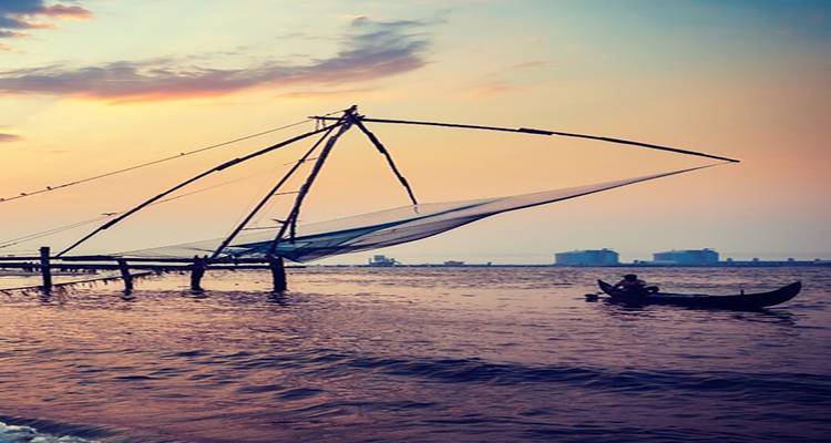 Fischereistruktur bei Sonnenuntergang mit einem kleinen Boot auf dem Meer.