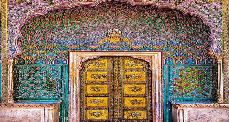Aufwändig verzierter Türeingang mit lebendigen Farben und Mustern.