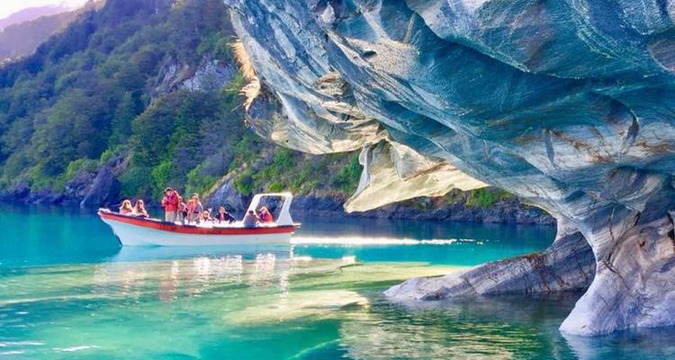 Touristenboot erkundet die Marmorhöhlen mit klarem Wasser.